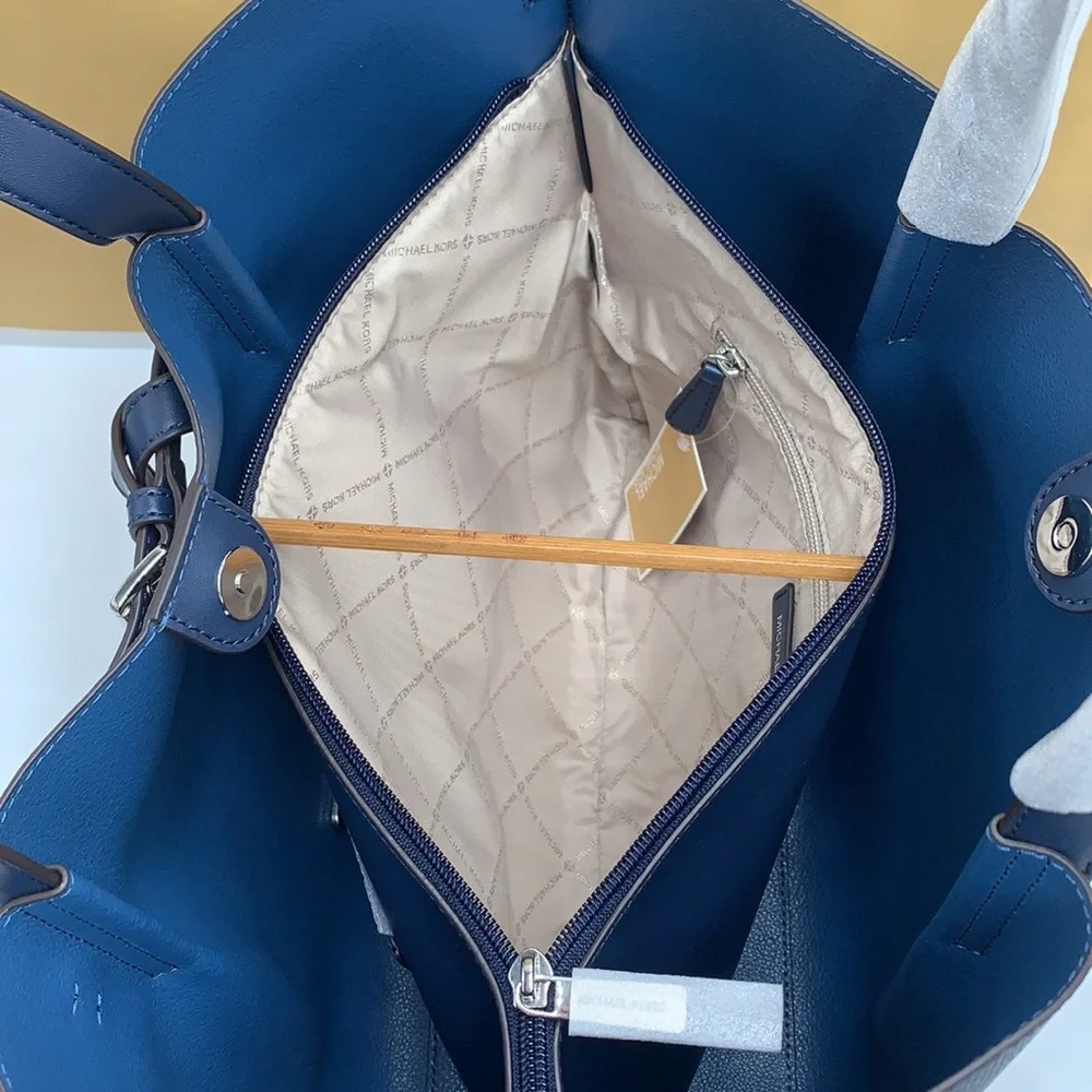 MICHAEL KORS
Emilia Large Pebbled Leather Tote Bag NAVY COLOR - Picture 13 of 15